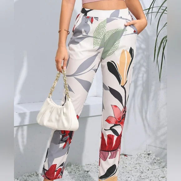 Floral Print Women's Cropped Pants - Picture 6 of 8